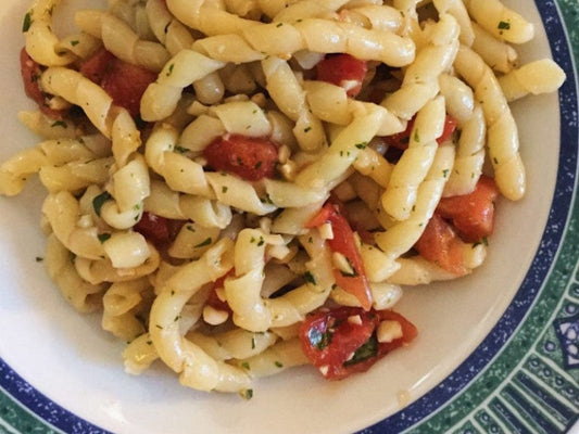 Busiate aglio, olio, peperoncino e pecorino stagionato – ricetta per 4 persone
