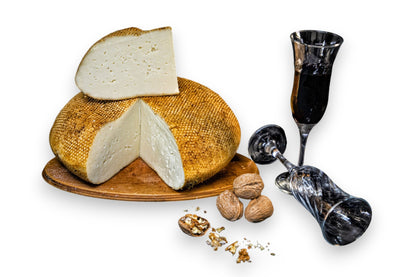 Formaggio Pecorino - pan di Formaggio , formaggio dal sapore dolce affumicato con una leggera occhiatura,