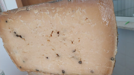Formaggio Pecorino Stagionato con Pepe Nero
